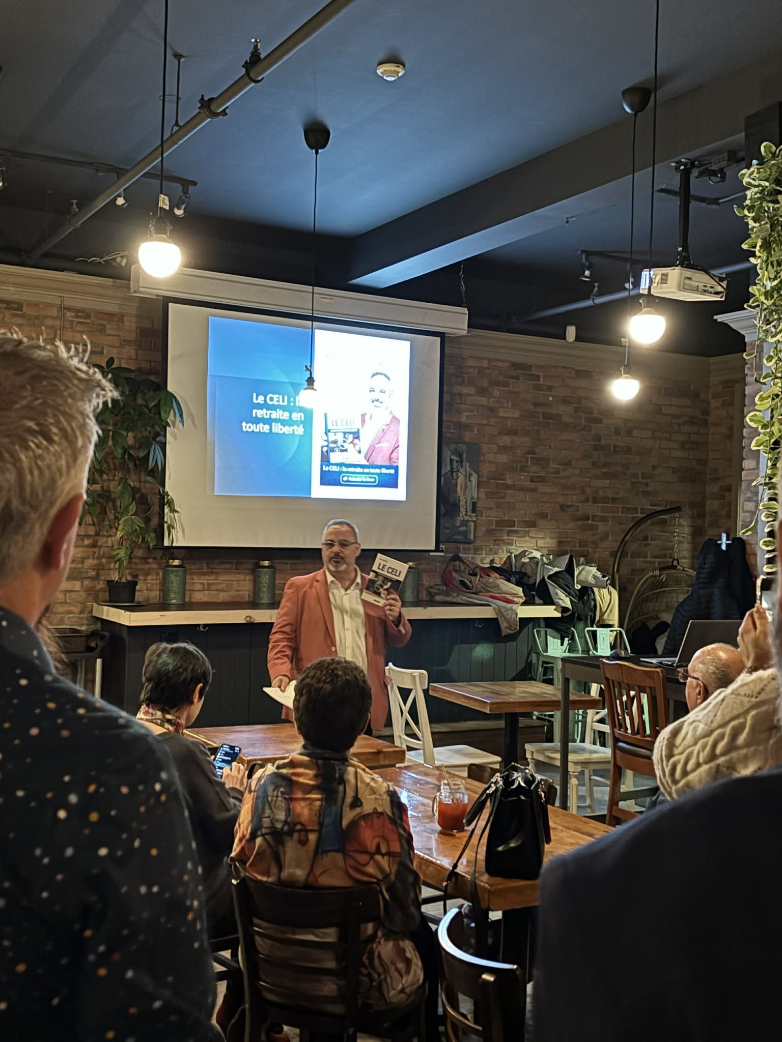 Patrick Charette présente son livre Le CELI : la retraite en toute liberté lors du lancement officiel au Prana Café de Saint-Jérôme.