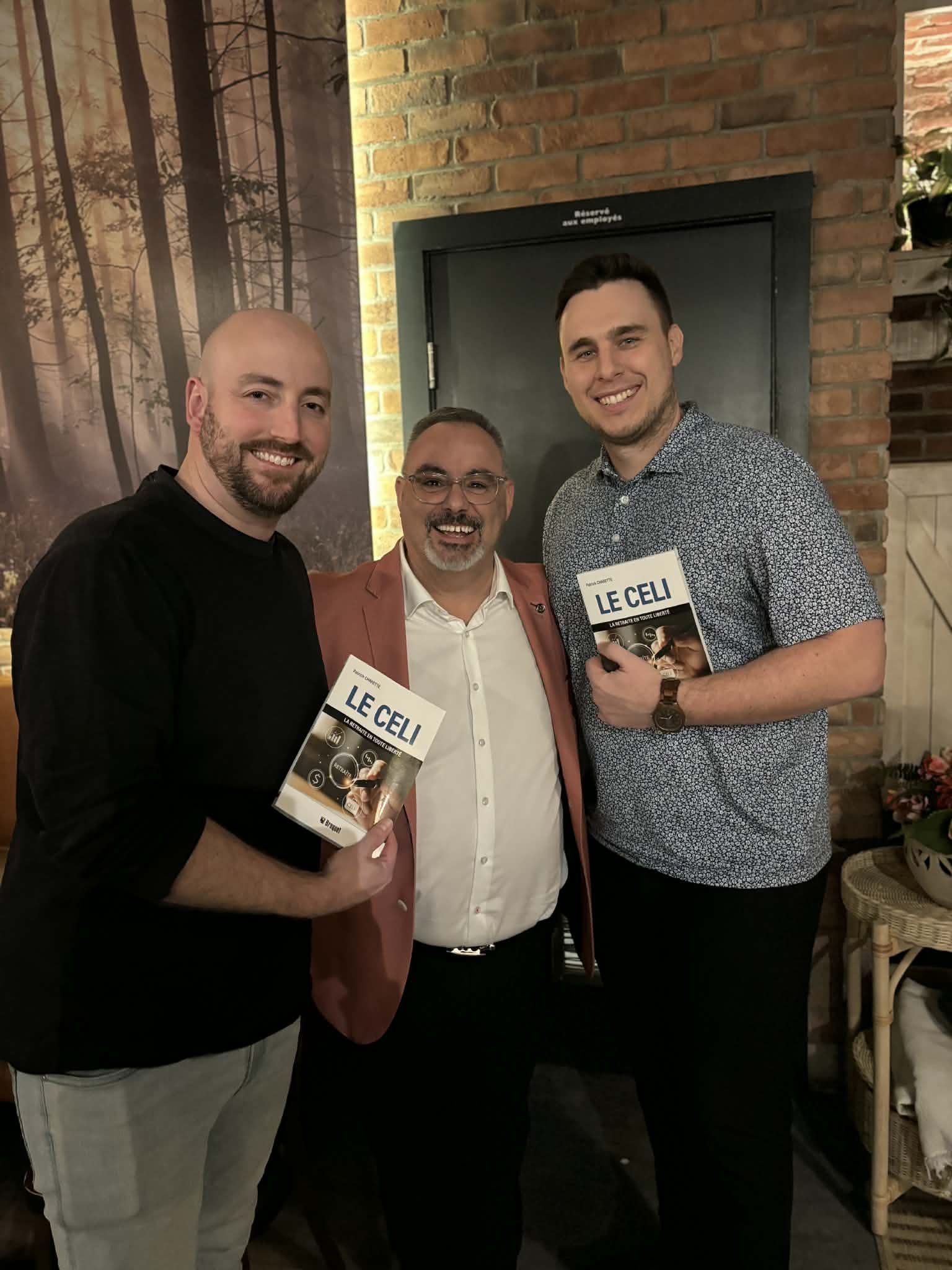 Patrick Charette avec deux lecteurs tenant des exemplaires du livre Le CELI lors du lancement au Prana Café.