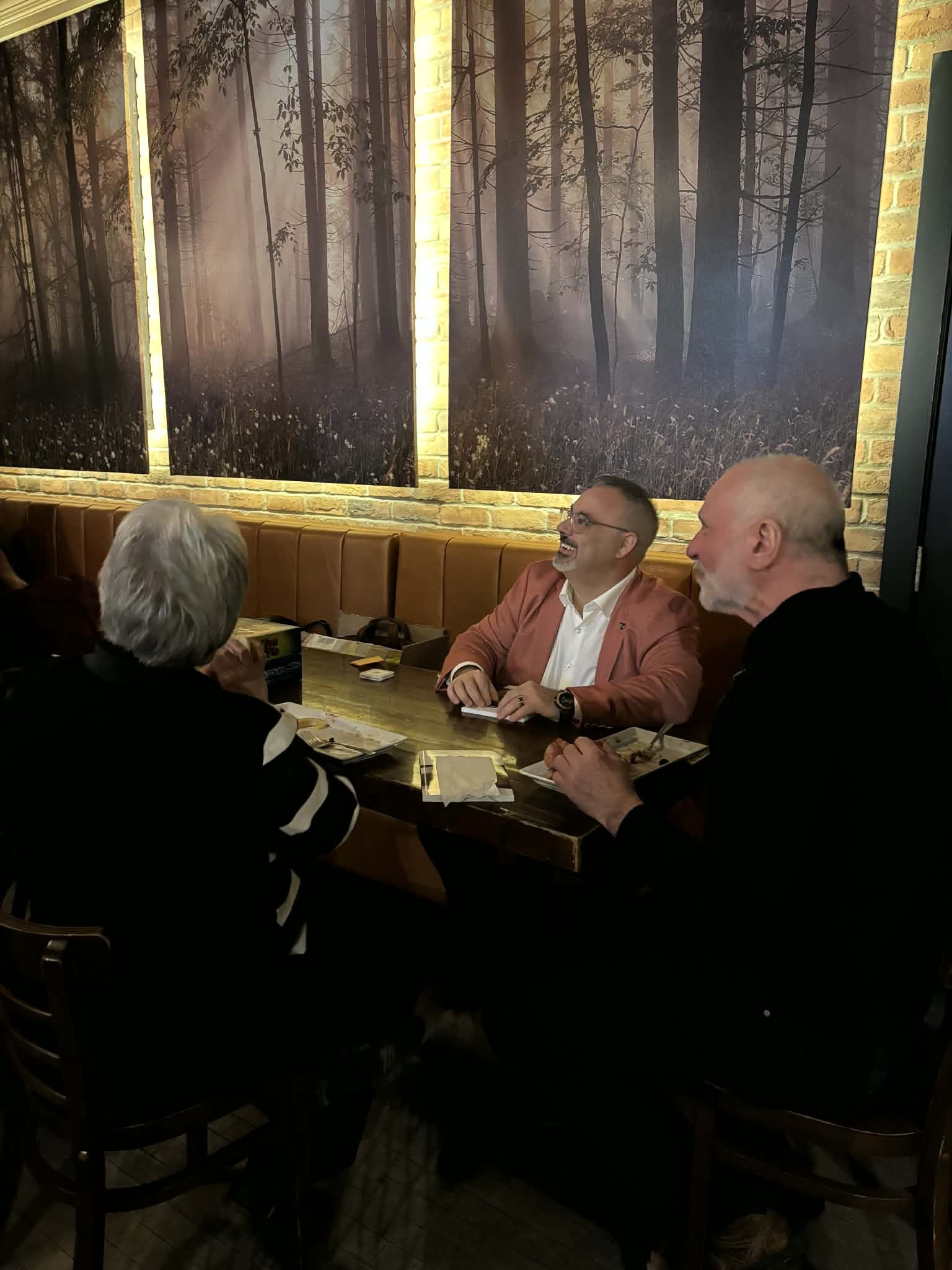 Patrick Charette échange avec le public autour d'une table pendant le lancement du livre Le CELI.