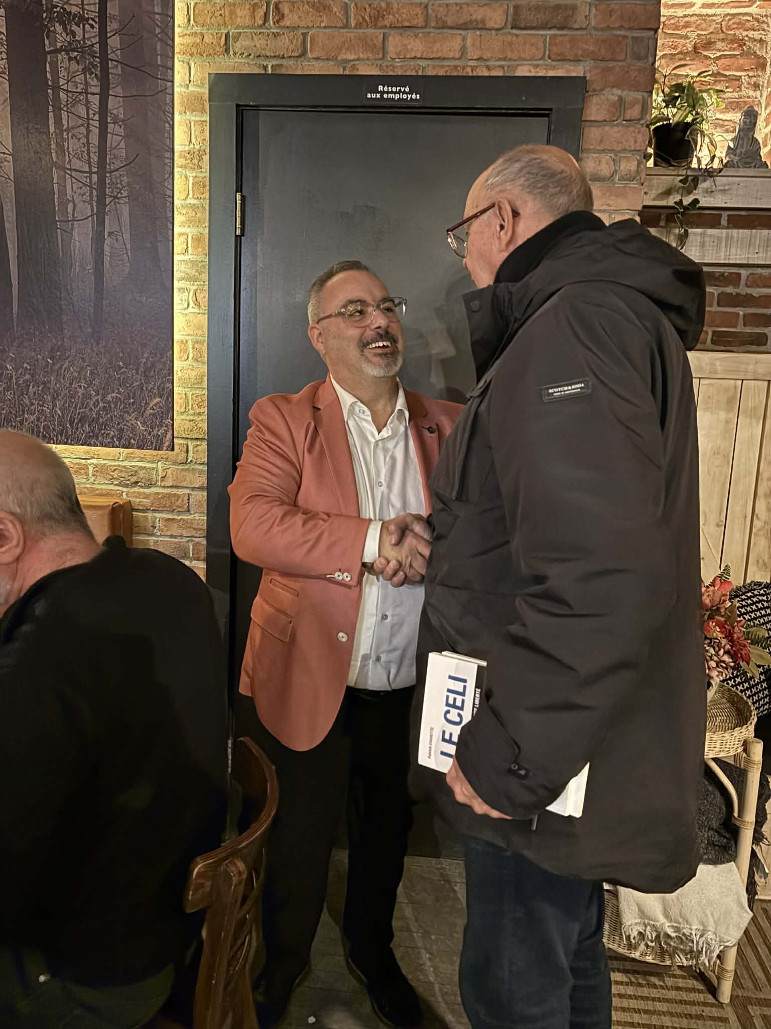Patrick Charette échange une poignée de main avec un lecteur pendant le lancement du livre Le CELI.