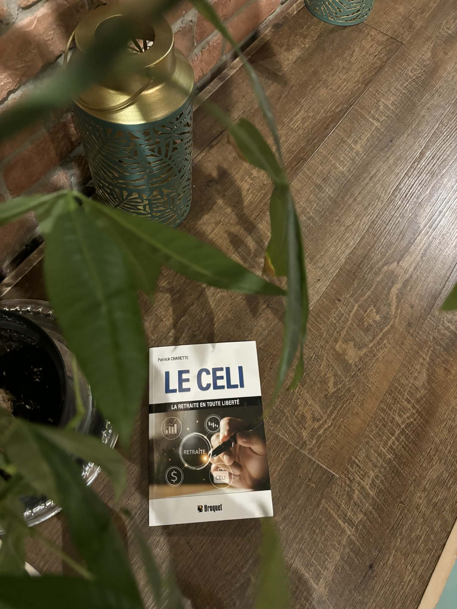 Un exemplaire du livre Le CELI : la retraite en toute liberté dans l'ambiance du Prana Café.