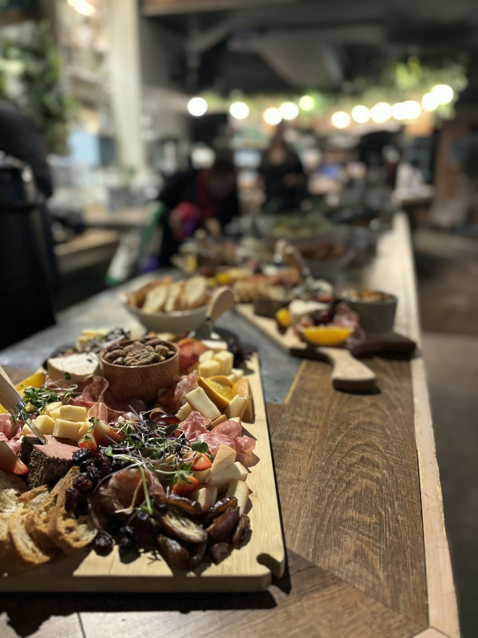Table de bouchées au Prana Café pendant la soirée de lancement du livre Le CELI.