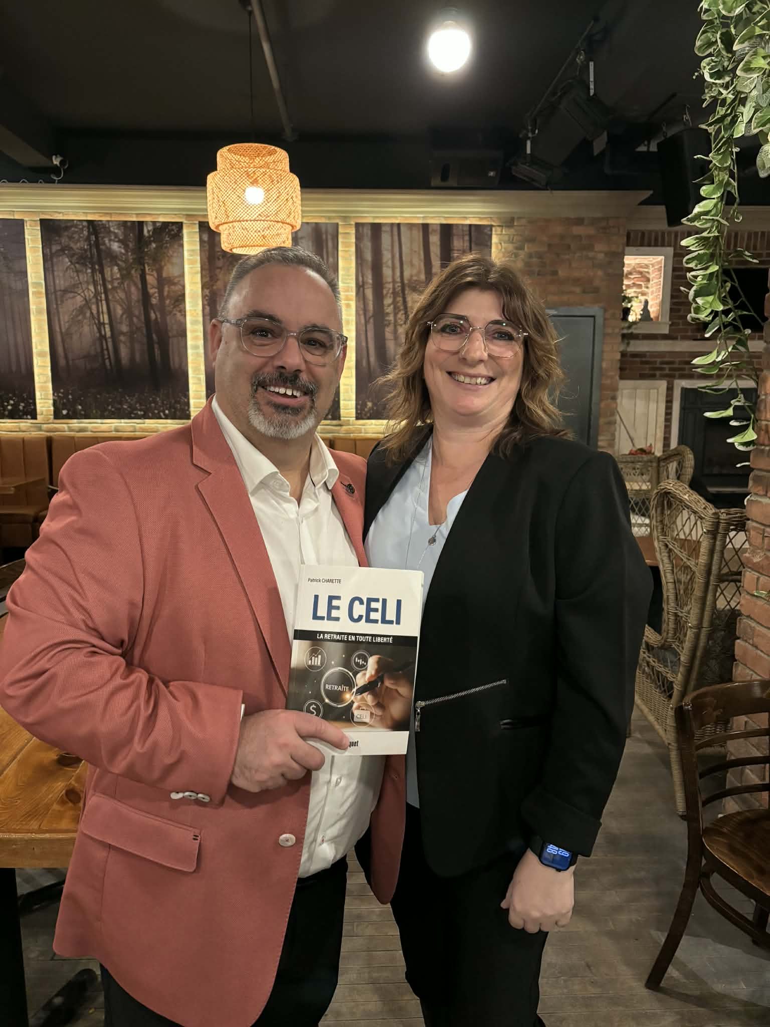 Patrick Charette avec sa conjointe Linda lors du lancement officiel du livre Le CELI au Prana Café.