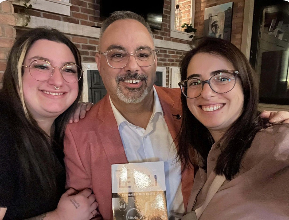 Patrick Charette avec ses filles Catherine, à gauche, également auteure, et Joannie lors du lancement du livre Le CELI.