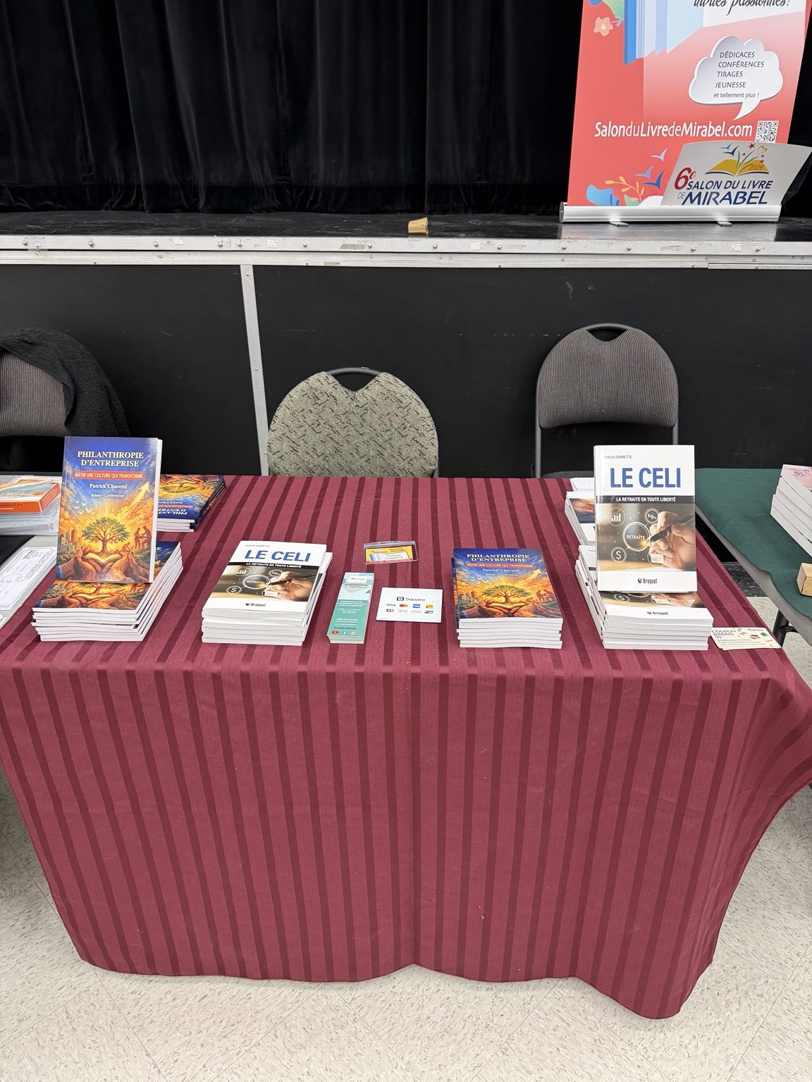 Kiosque de Patrick Charette au Salon du livre de Mirabel avec les livres Le CELI et Philanthropie d'entreprise.